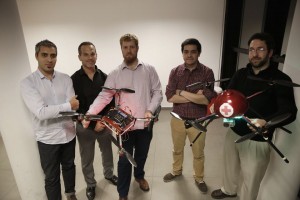 Mauro García Aurelia, Fernando Lipovetsky, Augusto Chesini, Diego Pereyra, y Kevin Dagostino con los prototipos de los drones para médicos. Foto: LA NACION / Santiago Filipuzzi